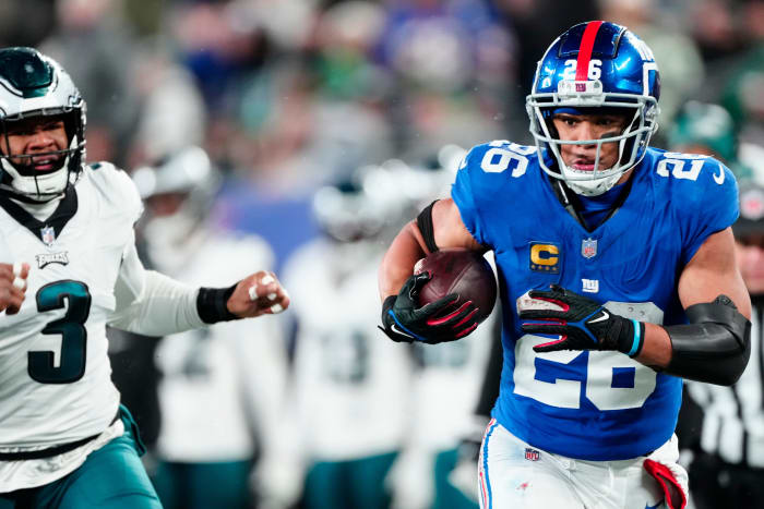 Giants running back Saquon Barkley (26) heads to the goal line in the second quarter past Philadelphia Eagles linebacker Nolan Smith